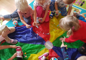 Dzieci podczas zabaw kreatywnych z pomponami.